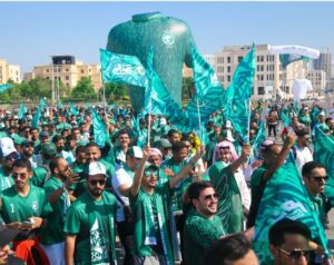 تحت شعار “فخرنا الأخضر ” <br> مسيرة للجمهور السعودي قبل المباراة مع بولندا في كأس العالم بالدوحة