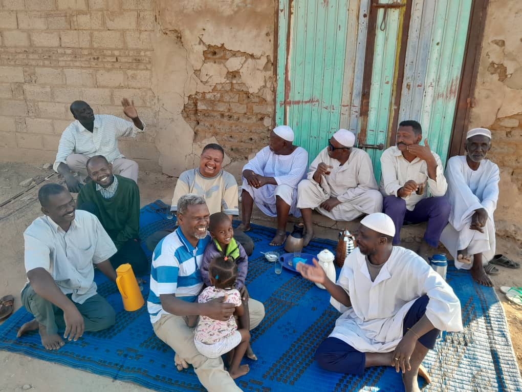 فطور الشارع.. أهالي “أم عشر” جنوبي الخرطوم يحيون عادة تركها السودانيون