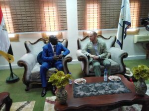 السفير الأمريكي يناقش مع حكومة النيل الأزرق قضايا النازحين واللاجئين والتعايش السلمي