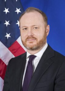 السفير الأمريكي يتعرض لحادث سير بالخرطوم