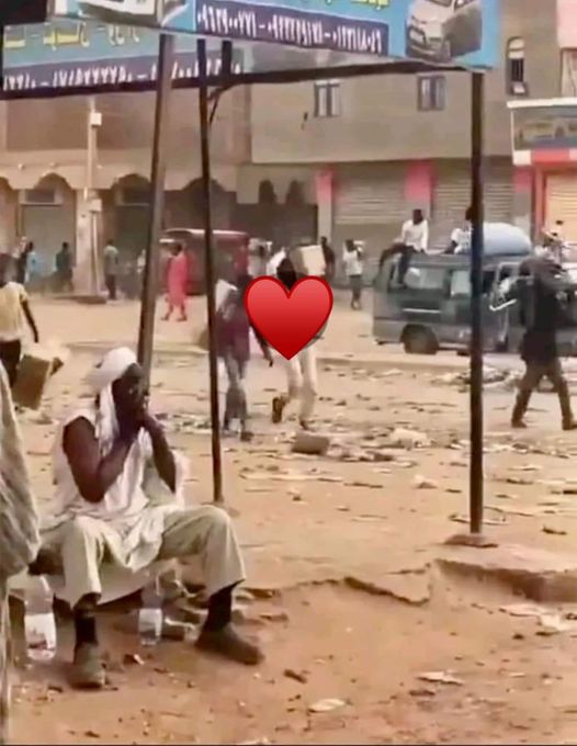 صورة لرجل يتوضأ أثناء نهب آخرين لسوق تنال إعجاب رواد السوشيال ميديا