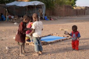 تقرير صادم.. (498) طفلا ماتوا جوعا في السودان