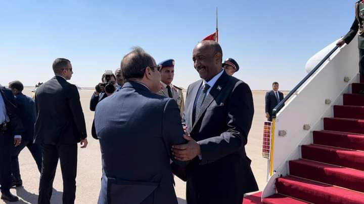 البرهان يصل مصر ويبحث مع السيسي تطورات الأوضاع في السودان