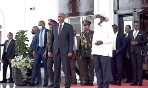 البرهان وموسفيني يبحثان العلاقات الثنائية وآفاق التعاون المشترك بين السودان ويوغندا
