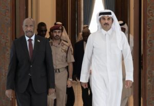 البرهان يصل الدوحة ويبحث مع تميم جهود إنهاء القتال في السودان