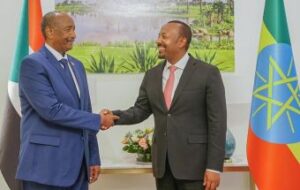 البرهان يؤكد لآبي أحمد تعاون الحكومة مع جميع المبادرات لإيجاد حلول لأزمة السودان