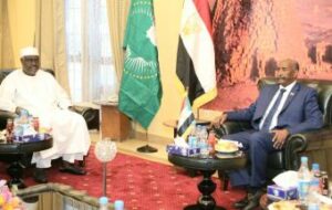 البرهان يلتقي رئيس مفوضية الاتحاد الأفريقي