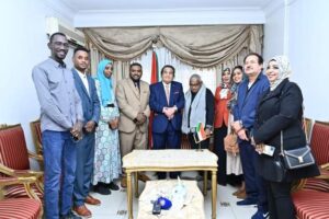 سفير السودان بالقاهرة يستقبل مجموعة من قدامى الإعلاميين والمذيعين