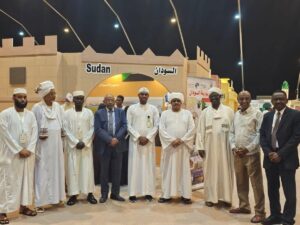 رئيس الجالية السودانية وأعضاء الجالية  في زيارة لجناح “السودان” في مهرجان ثقافات الشعوب بالجامعة الإسلامية
