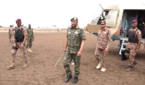 البرهان يتفقد خطوط الدفاعات الأمامية بسنار