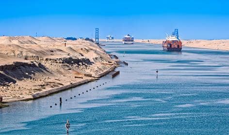 هل يسعى ترمب للضغط على مصر من بوابة قناة السويس؟.. ترمب يطالب بالسماح للسفن العسكرية والتجارية الأميركية المرور من قناتي بنما و السويس مجانا