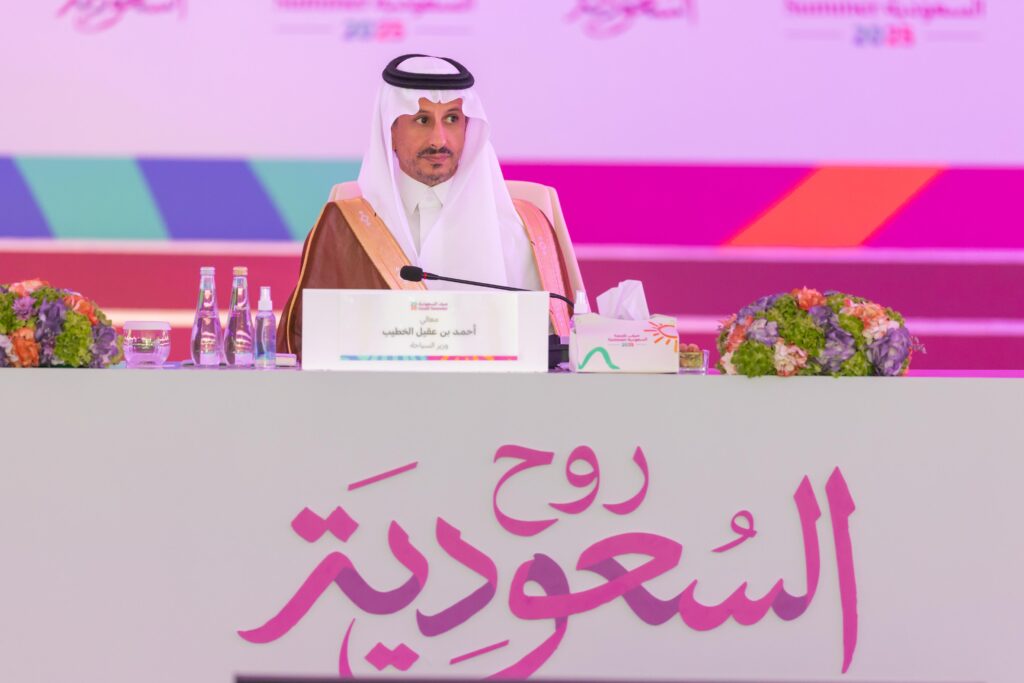 وزير السياحة السعودي يقود ورشة عمل لإطلاق برنامج “لون صيفك”