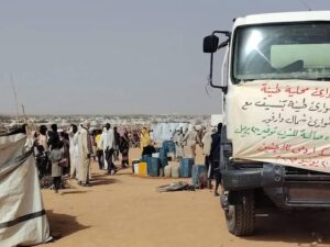 غرفة طوارئ الطينة تدشن توزيع المياه للفارين من الحرب