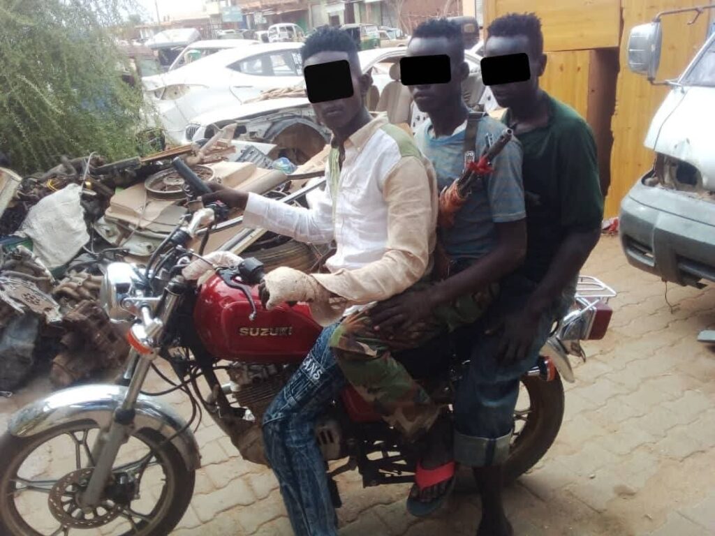 ضبط (٣) مسلحين يقودون دراجة نارية في محاولة نهب بأم بده