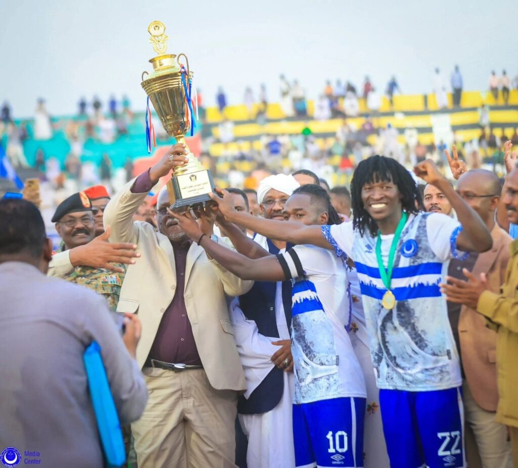 الهلال يسحق المريخ برباعية ويتوج بلقب النخبة