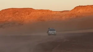 العون الإنساني بالشمالية تعلن عن فقدان سيارة تقل ٢٥ شخصًا في صحراء وادي هور