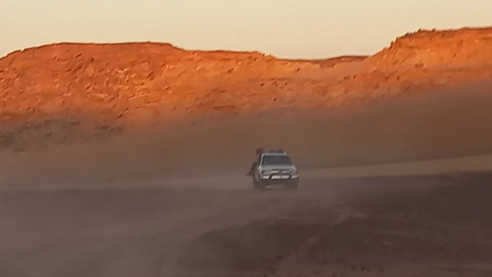 العون الإنساني بالشمالية تعلن عن فقدان سيارة تقل ٢٥ شخصًا في صحراء وادي هور