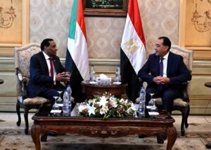 كامل إدريس يبحث مع نظيره المصري سبل تعميق العلاقات الاستراتيجية