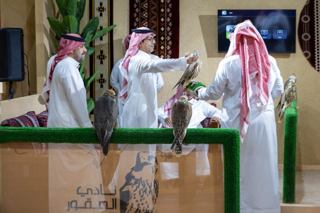 الرياض تحتضن المزاد الدولي لمزارع إنتاج الصقور بمشاركة نخبة منتجي الصقور عالميًّا
