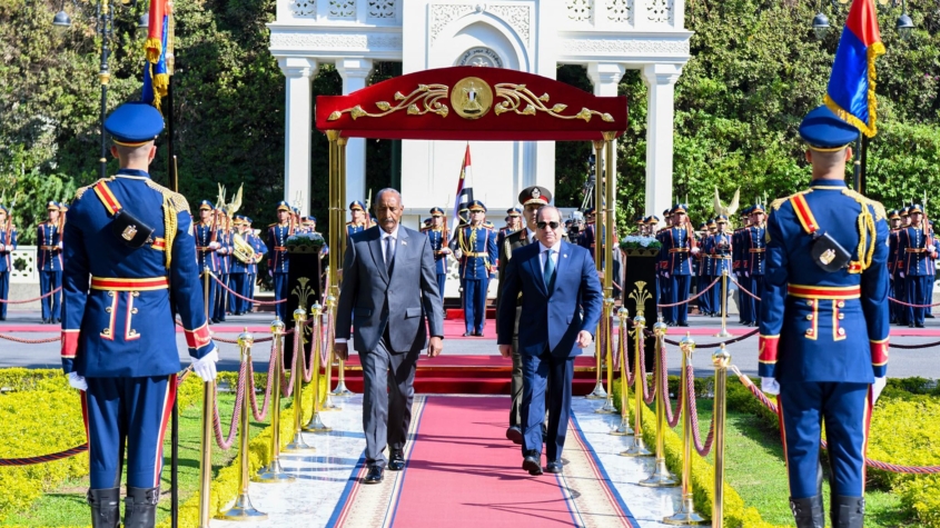 البرهان يلتقي السيسي في القاهرة ومصر تؤكد دعمها لوحدة السودان وترفض أي مساس بمؤسساته
