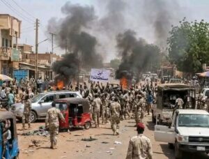 العربية: مجموعة ترتدي زي الدعم السريع تنهب السوق الجنوبي بنيالا