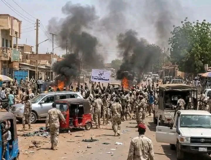 العربية: مجموعة ترتدي زي الدعم السريع تنهب السوق الجنوبي بنيالا