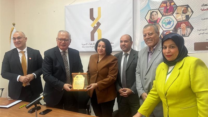 اتحاد الإعلاميين الإفريقي الآسيوي يكرم الدكتورة ليلى موسى بدرع التميز