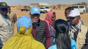 المفوض السامي لحقوق الإنسان يزور معسكر النازحين بالعفاض