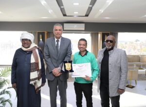 محافظ أسوان يكرم الفنان النوبى أحمد إسماعيل تقديراً لموهبته وتمثيله المشرف للمحافظة
