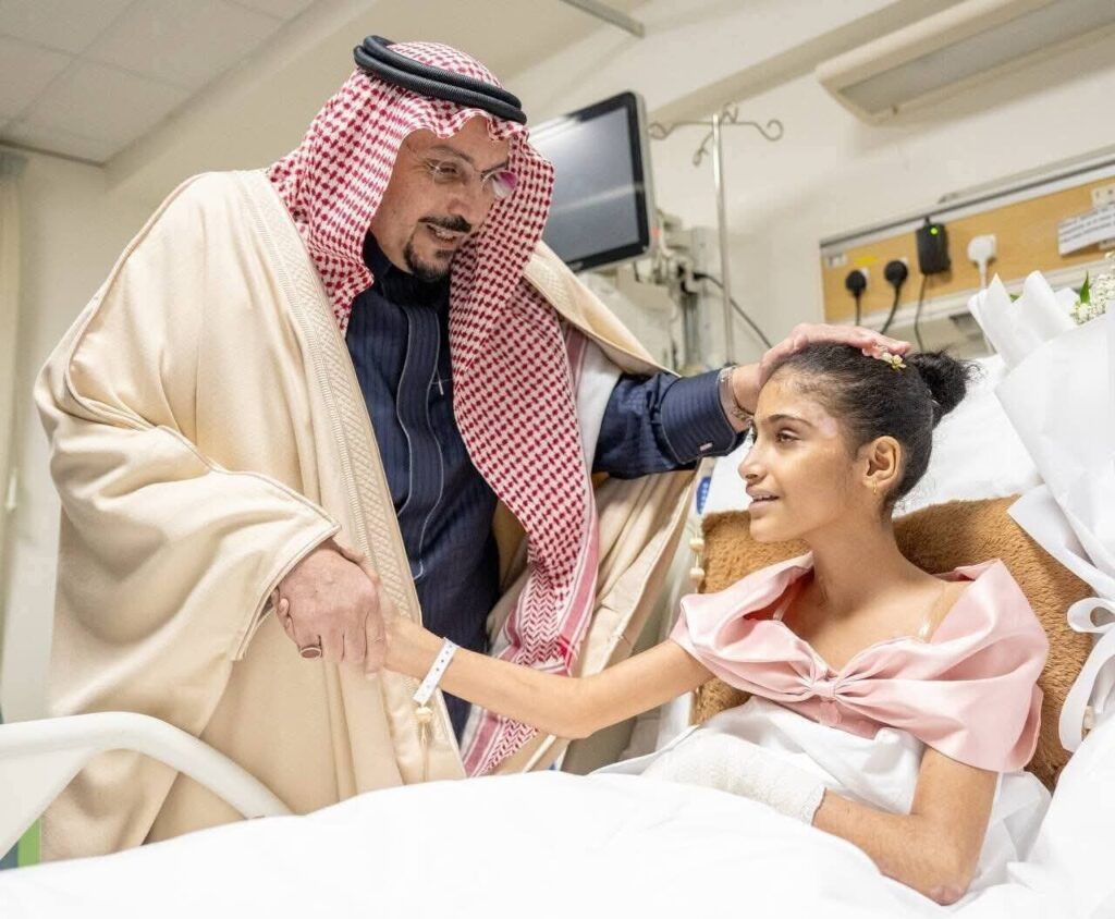 أمير القصيم يزور طفلة سودانية فقدت عائلتها