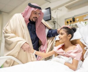 أمير القصيم يزور طفلة سودانية فقدت عائلتها