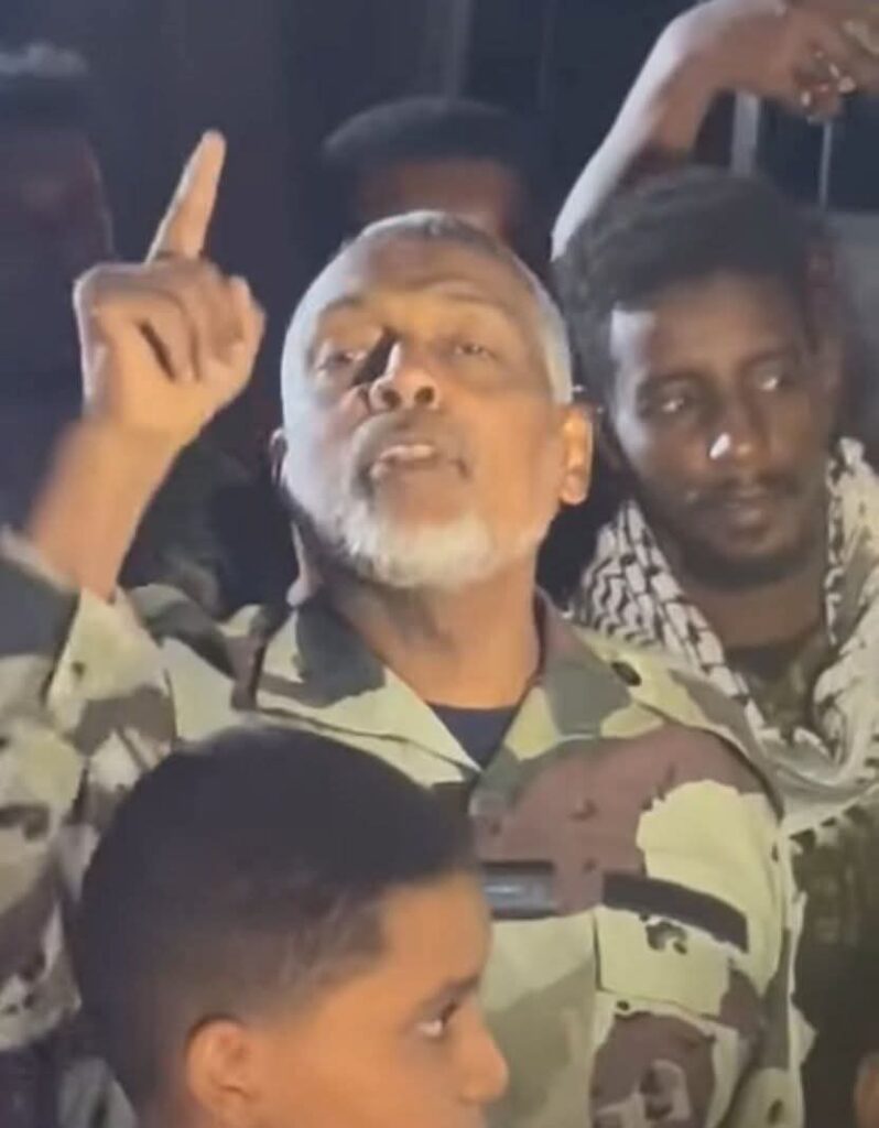 الجيش يتبرأ من مجموعة ظهرت بزي عسكري وتهتف للحرب في الخليج