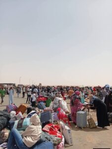 تكدس المسافرين في معبر أرقين على خلفية إضراب أصحاب الباصات بسبب رفع الضرئب