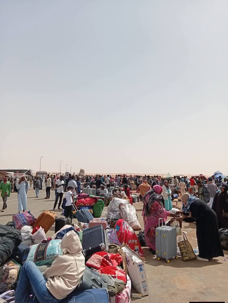 تكدس المسافرين في معبر أرقين على خلفية إضراب أصحاب الباصات بسبب رفع الضرئب