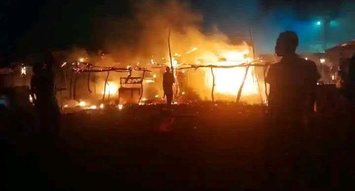 محامية وحقوقية: مقتل طفل وإحراق سوق بمدينة الفاو بواسطة عناصر تتبع للجيش