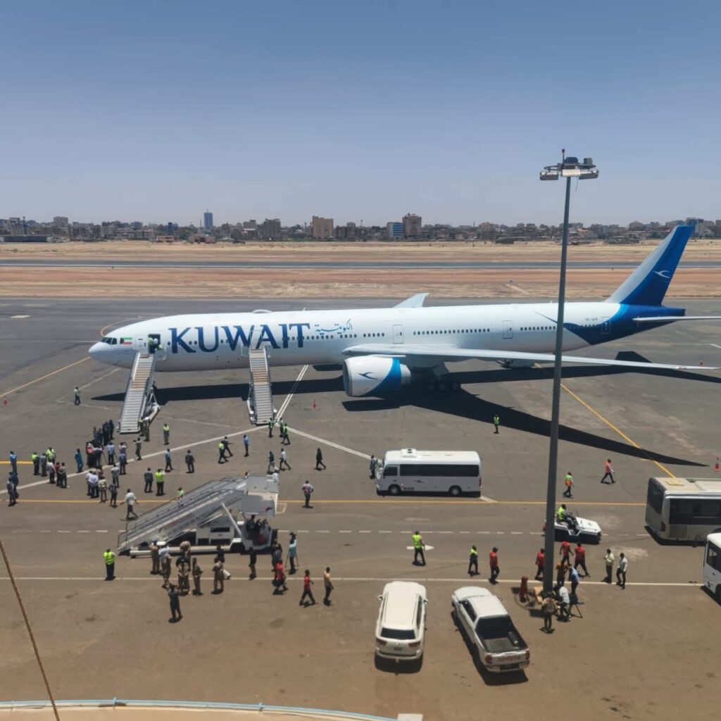 تقل أكثر من 292 سوداني.. وصول أولى الرحلات الكويتية إلى مطارالخرطوم