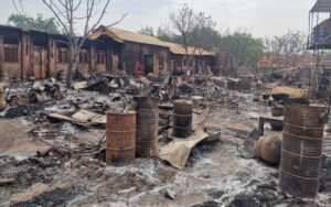 مقتل وإصابة عشرات المدنيين في قصف بطيران مسيّر استهدف سوقًا ومركبة بغرب دارفور