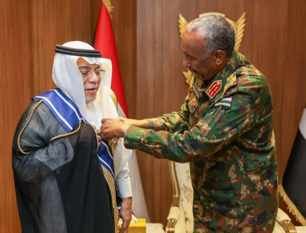 انتهاء فترة عمل السفير السعودي بالسودان والبرهان يمنحه وسام النيلين