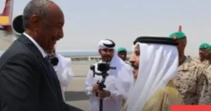 في ظل حراك دولي وإقليمي بشأن السودان.. البرهان يزور البحرين ويلتقي ملكها