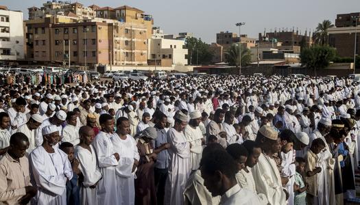 لجنة أمن الخرطوم تقرر تعديل  حظر التجوال إلى الواحدة صباحا وحظر صلاة العيد في الميادين
