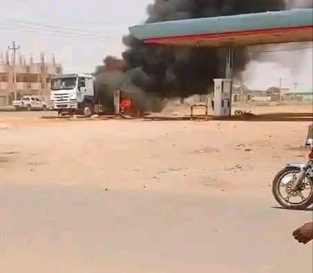مقتل ٥ أشخاص وإصابة ٩ آخرين جراء استهداف مسيرة للدعم السريع محطتي وقود بمدينة كوستي