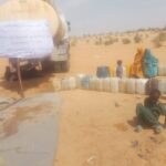 غرف طوارئ الطينة: توفير 200 برميل مياه يوميًا للفارين وسط معاناة طويلة في طوابير الانتظار