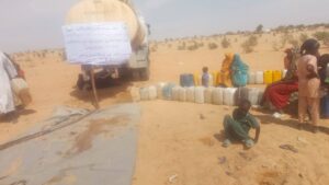 غرف طوارئ الطينة: توفير 200 برميل مياه يوميًا للفارين وسط معاناة طويلة في طوابير الانتظار