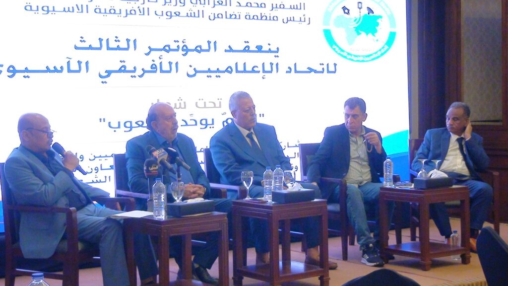 اتحاد الإعلاميين الأفريقي الآسيوي وأمريكا اللاتينية يهدي الرئيس السيسي “درع الاتحاد” ويختتم مؤتمره بالقاهرة بتوصيات لتعزيز الإعلام المهني