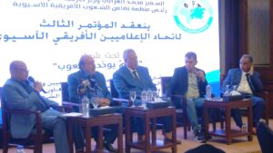 اتحاد الإعلاميين الأفريقي الآسيوي وأمريكا اللاتينية يهدي الرئيس السيسي “درع الاتحاد” ويختتم مؤتمره بالقاهرة بتوصيات لتعزيز الإعلام المهني