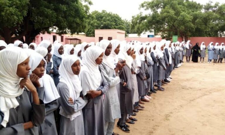 معلمو الجزيرة يعلنون تعليق الإضراب ويؤكدون استمرار المطالبة بالحقوق